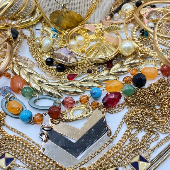 Goldtone Jewelry Bundle Lot Necklaces Earrings Bracelets Brooches - Picture 6 of 14